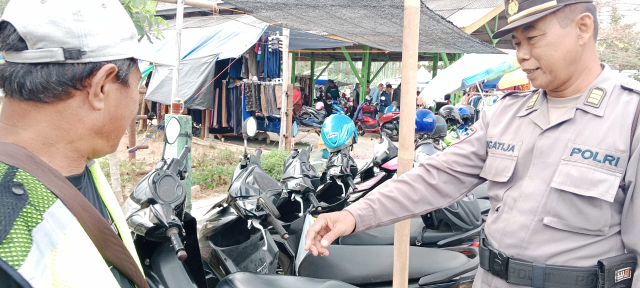 Silaturahmi Kamtibmas Kanit Binmas Polsek Pengasih Himbau Petugas Parkir Pasar Wage