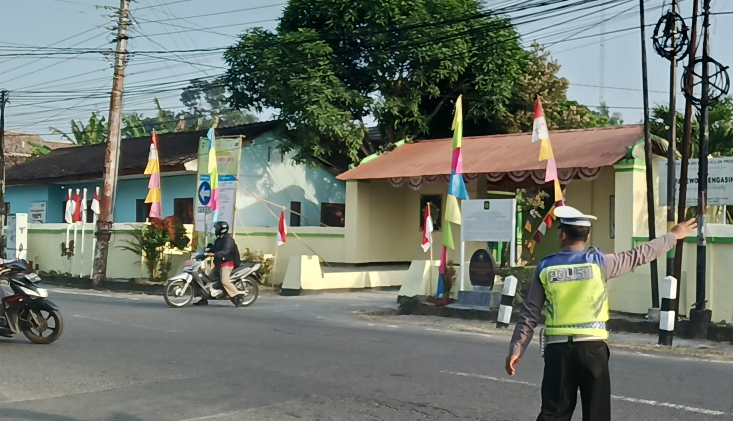 Pelayanan Pagi Polri, Polsek Pengasih Laksanakan Pengaturan Lalu Lintas