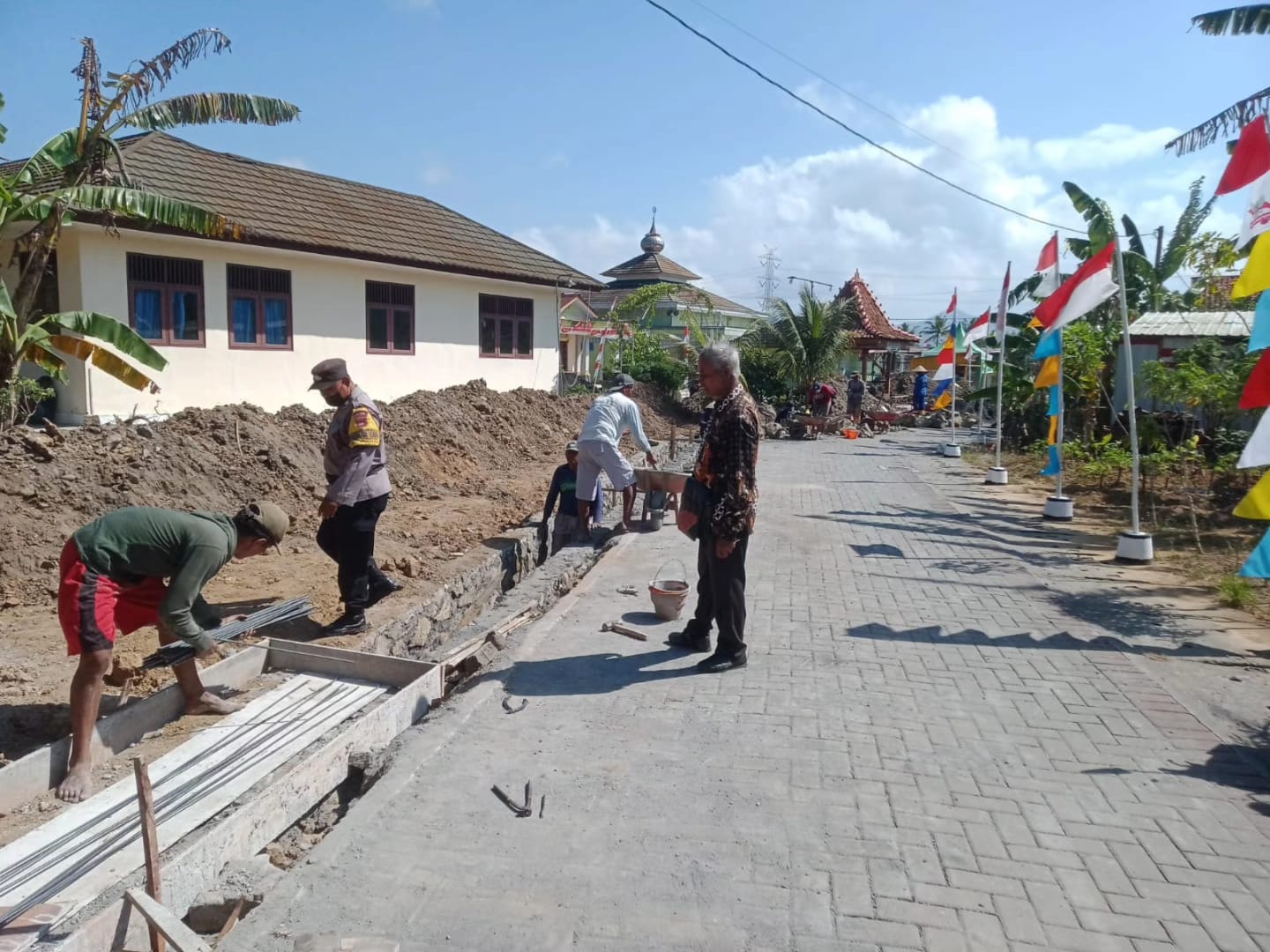 Bhabinkamtibmas Sambang Pekerja Pembangunan Irigasi