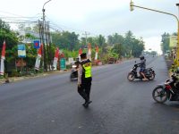 COMMANDER WISH PAGI, POLSEK SENTOLO BANTU PENYEBERANGAN SISWA-SISWI SD NEGERI GEMBONGAN