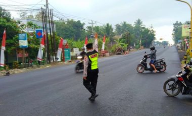 COMMANDER WISH PAGI, POLSEK SENTOLO BANTU PENYEBERANGAN SISWA-SISWI SD NEGERI GEMBONGAN