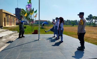 Bhabinkamtibmas Kapanewon Nanggulan Melatih Calon Paskibra Tingkat Kapanewon Nanggulan