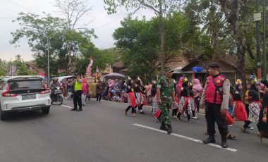 PERSONIL POLSEK KALIBAWANG MELAKSANAKAN PENGAMANAN LOMBA PAWAI DAN KARNAVAL DALAM RANGKA HUT RI KE 78