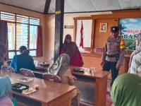 Bhabinkamtibmas Banjaroya Monitoring Pemberian PMT Bagi Balita dan Ibu Hamil