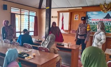 Bhabinkamtibmas Banjaroya Monitoring Pemberian PMT Bagi Balita dan Ibu Hamil