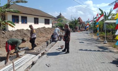 Bhabinkamtibmas Sambang Pekerja Pembangunan Irigasi